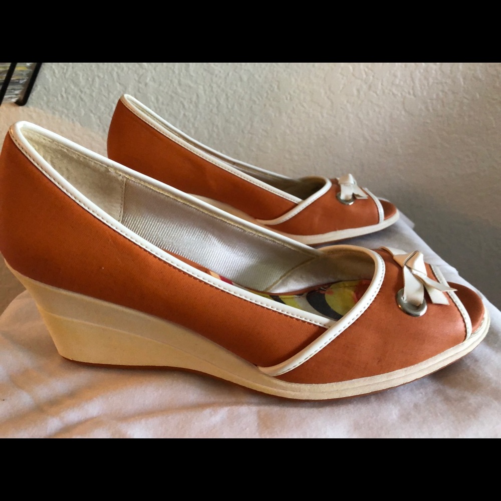 Like new LIFE STRIDE Rust color peep toe Wedges
